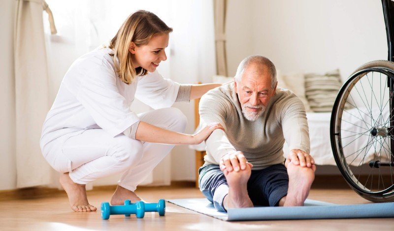 Homem idoso praticando exercício de flexibilidade