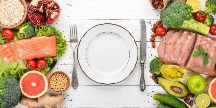 Alimentos em cima de uma mesa com prato ao centro